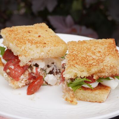 Сэндвич с томатами и фетойв Pur Pur по цене 660 ₽