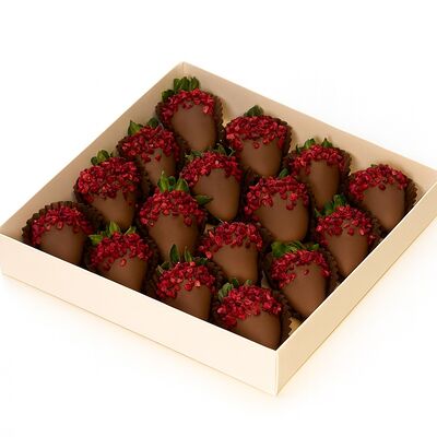 Клубника в шоколаде с сублимированной малиной Фрагола Росса размер M в Клубника в шоколаде VeryBerryLab по цене 4790 ₽