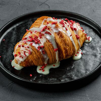 Круассан с малиновой крошкой в Brooklyn Bowl по цене 399 ₽