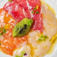 Ассорти крудо с гуакамоле в Capo Ristorante