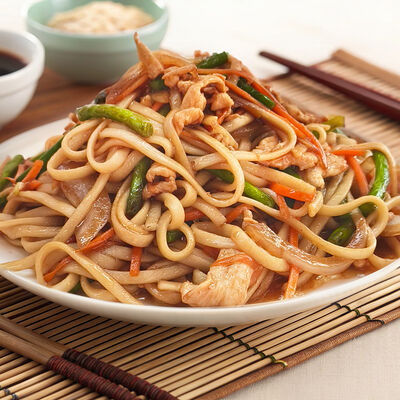 Лапша жареная с курицей в Wai Mai по цене 450 ₽