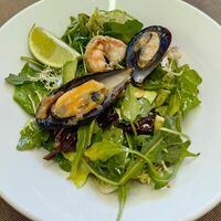 Салат с морепродуктамив Ле Марш
