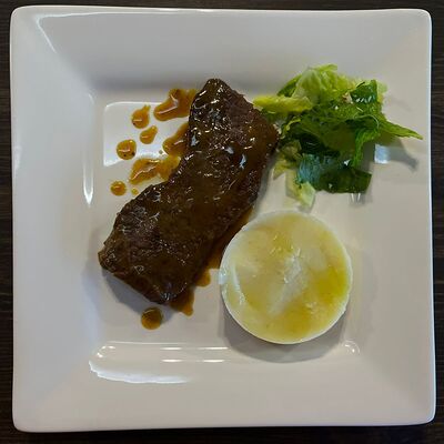 Томленная говядина в горчично-медовом соусе с картофельным пюре в Карасёвня по цене 444 ₽