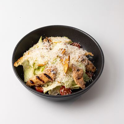 Салат Цезарь с цыпленком в Финнеганс по цене 740 ₽