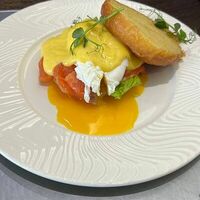 Яйцо бенедикт с семгой в Россвик