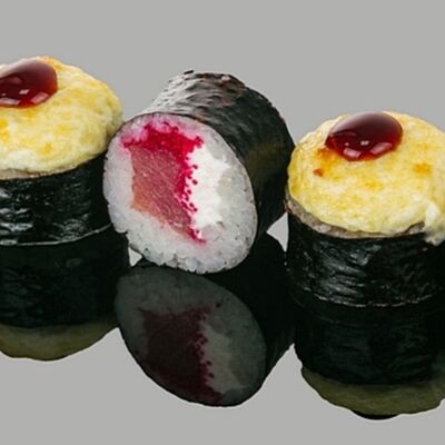 Запеченный с тунцом в Marlin Sushi по цене 520 ₽