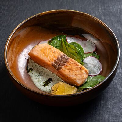 Семга со шпинатом в Гриль-бар Балкон по цене 2035 ₽