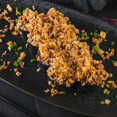 Маки с крабом и кранч луком в Sushi7 по цене 471 ₽