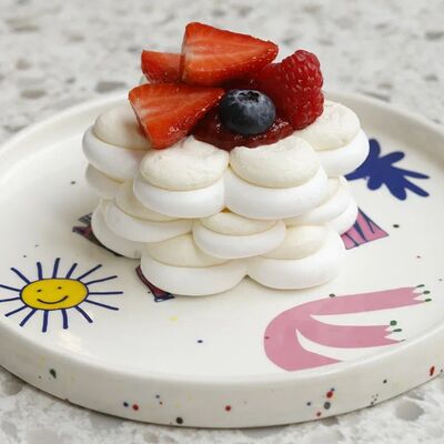 Павлова с ягодами в Cream Soda по цене 690 ₽