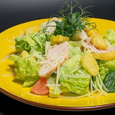 Салат Цезарь с креветками в Sandwich club по цене 390 ₽