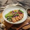 Яндекс Зеленый салат с куриным филе и авокадо в Злаки Умная еда Halal по цене 710