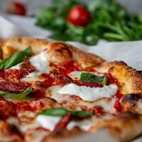 Пицца Маргарита с сыром страчателла в Buonamici