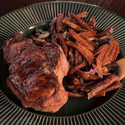 Cвинoй стейк с жареным картофелем в Зеленая фея по цене 850 ₽