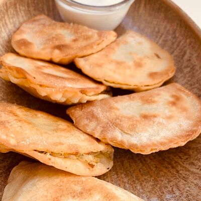 Пирожки с капустой и сметанойв Улитка по цене 435 ₽