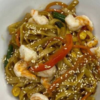 Вок с креветками в ореховом соусе в Ymi по цене 553 ₽