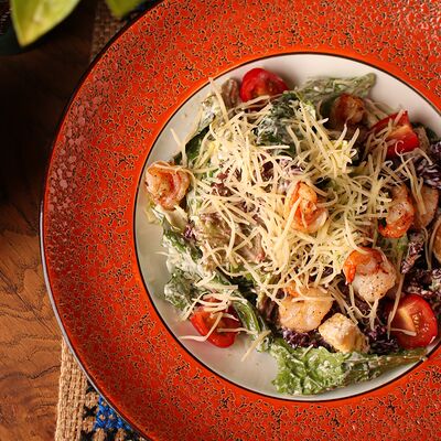 Салат Цезарь с креветками в Хачапури и Вино по цене 753 ₽