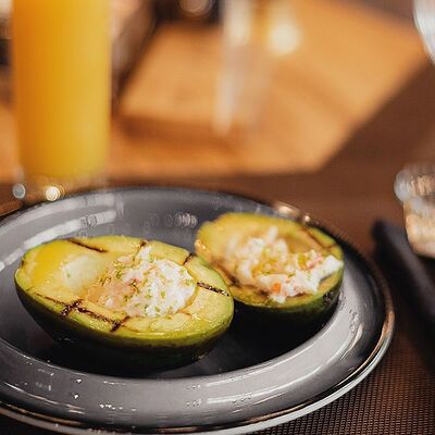 Авокадо на гриле с крабом в Мясо & Рыба по цене 1190