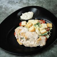 Салат Цезарь с куриной грудкой в винном соусе в Сиблис