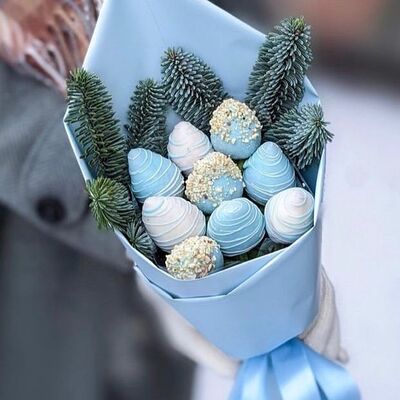 Новогодний букет из клубники в шоколаде в Art is wow по цене 2200 ₽