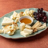 Ассорти кавказских сыров в Авлабар