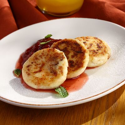 Сырники с клубничным вареньем в BBQ beer restaurant по цене 520 ₽