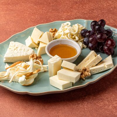 Ассорти кавказских сыров в Авлабар по цене 1180 ₽