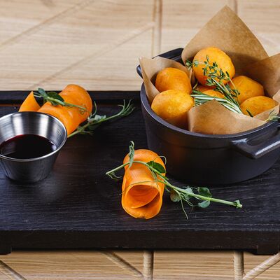 Сырные шарики с пряным ягодным соусом в Столица по цене 550 ₽