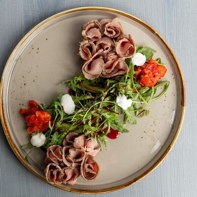 Ростбиф с копченой сметаной, руколой и печеным перцем с малиной в Рабарбар по цене 680 ₽