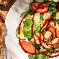 Теплый салат с креветками, гребешком и имбирным соусом в Semplice