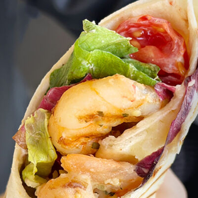 Горячий ролл с лососем и креветками гриль в Лакс+ по цене 730 ₽