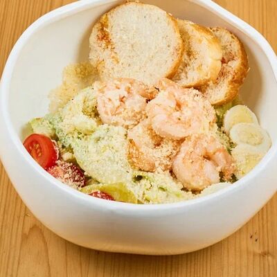 Салат Цезарь с креветками в 4 сыра по цене 760 ₽