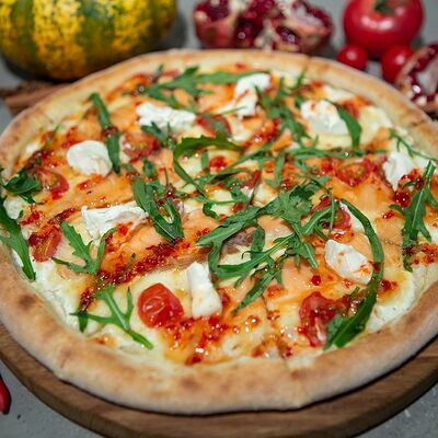 Пицца с лососем и сладким чили в Пармезан и пури по цене 475 ₽