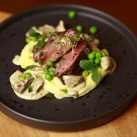 Филе-миньон с картофельным пюре и грибным соусом в Vivezza