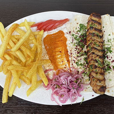 Люля-кебаб из курицы на тарелке в Armud Kebab по цене 526 ₽