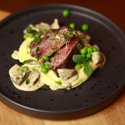 Филе-миньон с картофельным пюре и грибным соусом в Vivezza по цене 1590 ₽