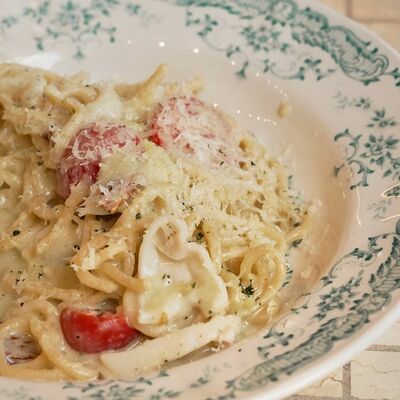 Спагетти с кальмаром, сливочным песто и вялеными томатами в Мари по цене 360 ₽