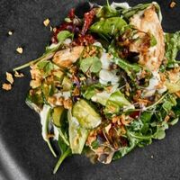 Салат с цыпленком и соусом горгонзола в Merzen