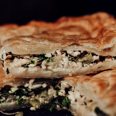 Пирог слоеный с зеленым луком и яйцом в Хлеборезов по цене 990 ₽