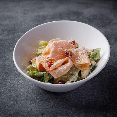 Салат с пастрами из индейки и соусом Цезарь в Zest Coffee & Wine по цене 560 ₽