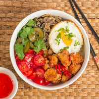 Поке с хрустящей курочкой и соусом Чили в Луиджи & Тосё