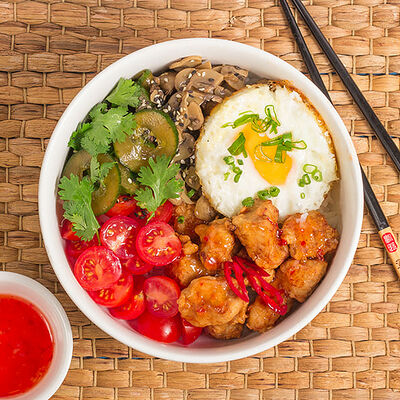 Поке с хрустящей курочкой и соусом Чили в Луиджи & Тосё по цене 399
