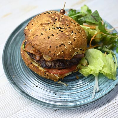 Бургер с мраморной говядиной, трюфельным кремом и авокадо в Bucho по цене 750 ₽