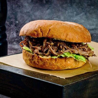 Бургер с рваной говядиной в Brizola BBQ по цене 710 ₽