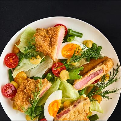 Салат с хрустящим тунцом в Gellert Bar по цене 580 ₽