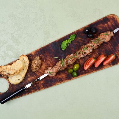 Шашлык из свинины с чесночно-миндальным соусом в Пармезан и пури по цене 650 ₽