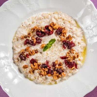 Овсяная каша с орехами и клюквой в Dolce Cafe по цене 322 ₽
