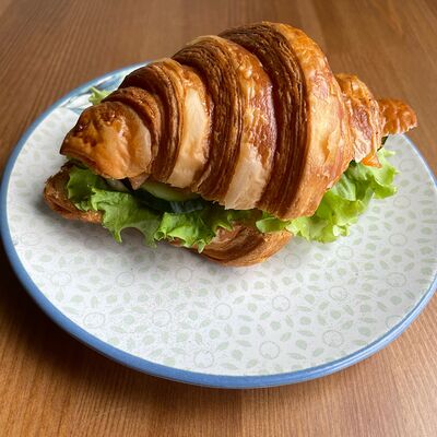 Круассан с лососем в Family Kitchen по цене 430 ₽