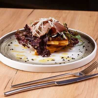 Венская вафля с ростбифом и вялеными томатами в THE ZAVTRAK по цене 905 ₽