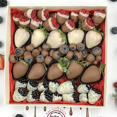 Набор Ягодный Карнавал в Мир клубники в шоколаде по цене 6900 ₽