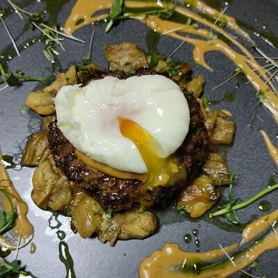 Бифштекс из мраморной говядины под соусом демиглас, яйцом пашот и запеченным баклажаном в Столица по цене 1790 ₽
